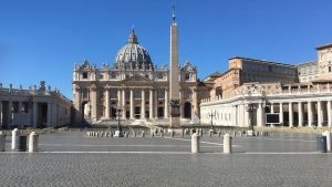 Escándalo financiero en el Vaticano se acentúa por gastos de una misteriosa mujer