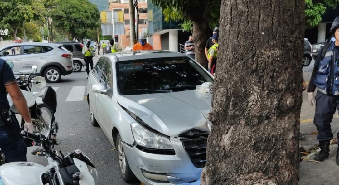 Tragedia: Abuela fue impactada por un carro sin frenos en los Palos Grandes (Fotos)