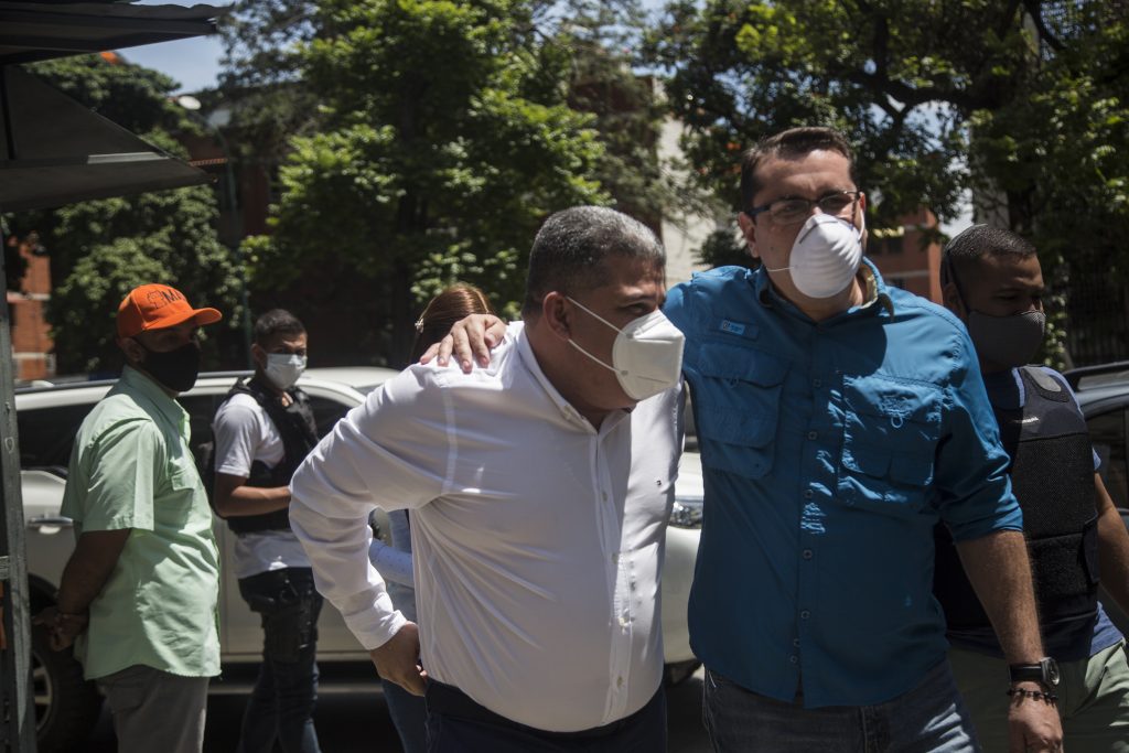 ¡REPUDIADOS! Así le cacerolearon a Luis Parra en plena campaña “Fuera, vendidos chavistas” (Video)