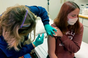 Pfizer comienza a probar la vacuna contra el Covid-19 en adolescentes de EEUU