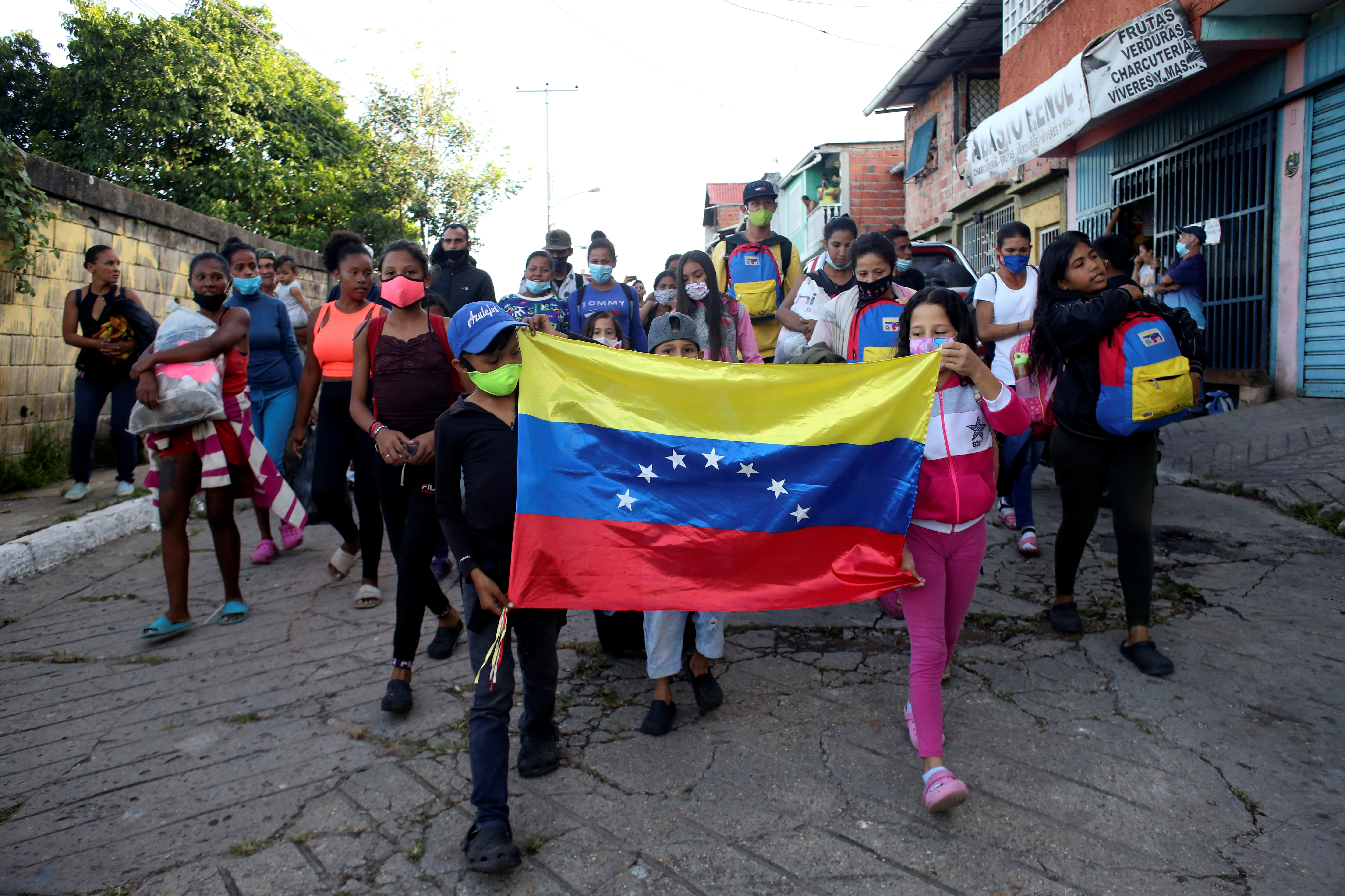 “O corremos o morimos”: Pese al Covid-19, nueva ola de venezolanos huye hacia Colombia