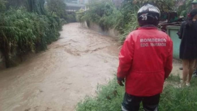 Niño de 11 años fue arrastrado por el río San Pedro tras fuertes lluvias en Los Teques (Fotos)