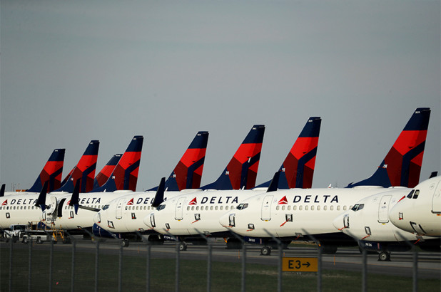 Delta Airlines excluye a 460 pasajeros por negarse a usar mascarilla