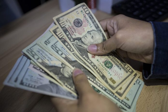 Terror: El dólar paralelo se disparó más de 100 mil bolívares en un día