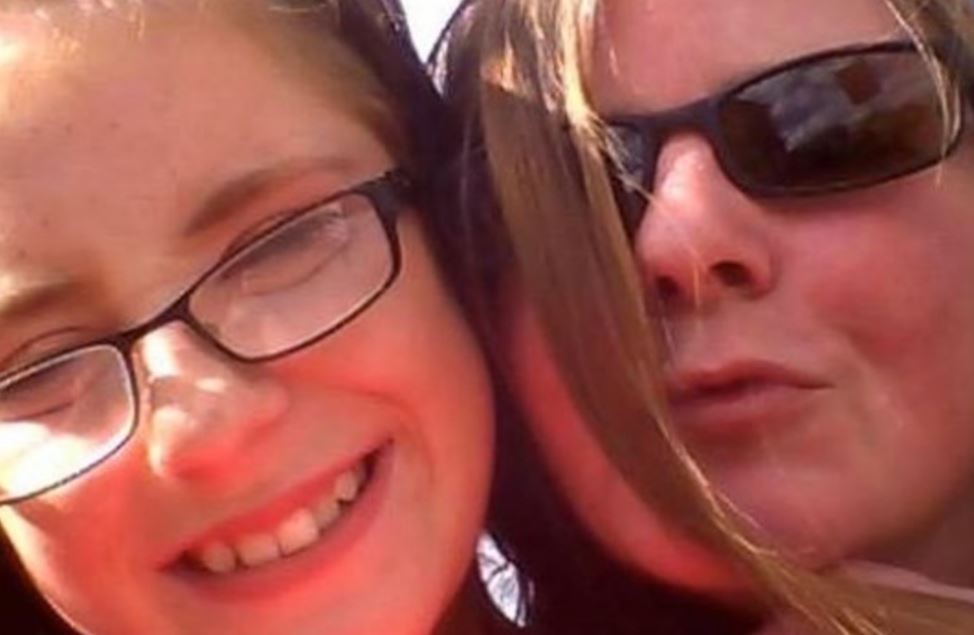 Murió niña de 13 años en Inglaterra luego de que su madre la dejara sola y con dolores para irse de fiesta