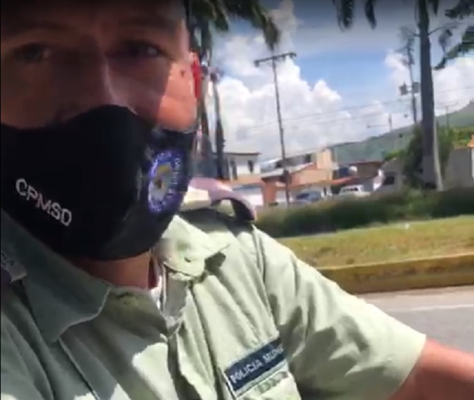 Supervisor de PoliSanDiego golpea a una ciudadana por andar grabando (Video)