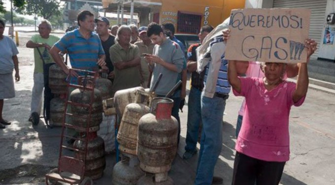 Más de cuatro millones de familias venezolanas cocinan a leña y solo el 7% puede conseguir el gas