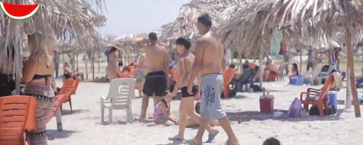 Venezolanos desafían las prohibiciones de Maduro y se aventuran a las playas de La Guaira (VIDEO)