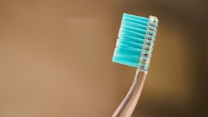 Evítalos a toda costa: estos son los diez errores más frecuentes al cepillarte los dientes