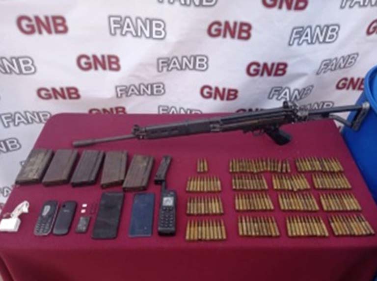 Atraparon a tres lancheros con un fusil de guerra y teléfono satelital