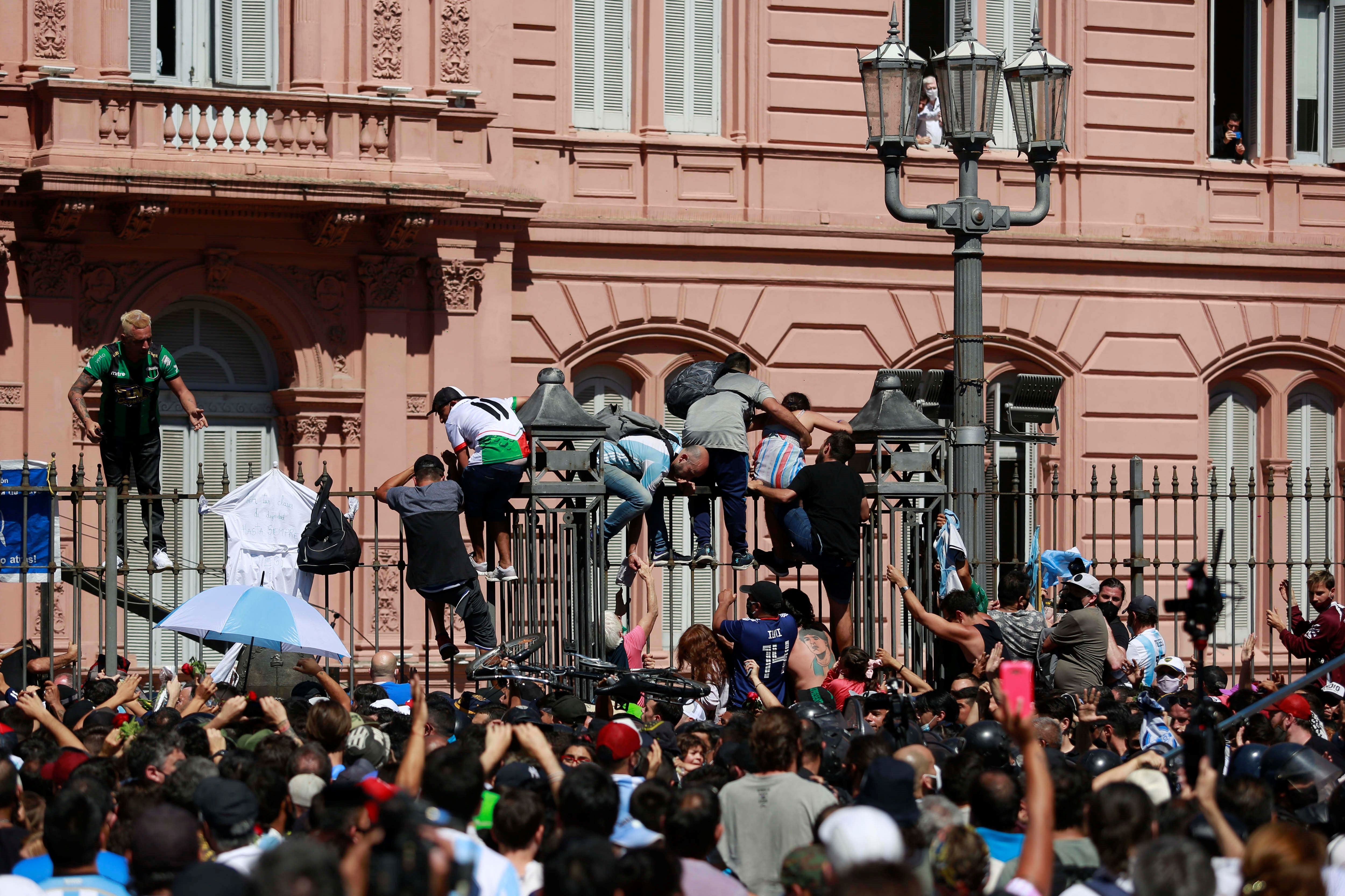 El velorio de Maradona: La prueba del descomunal amor por el ídolo popular