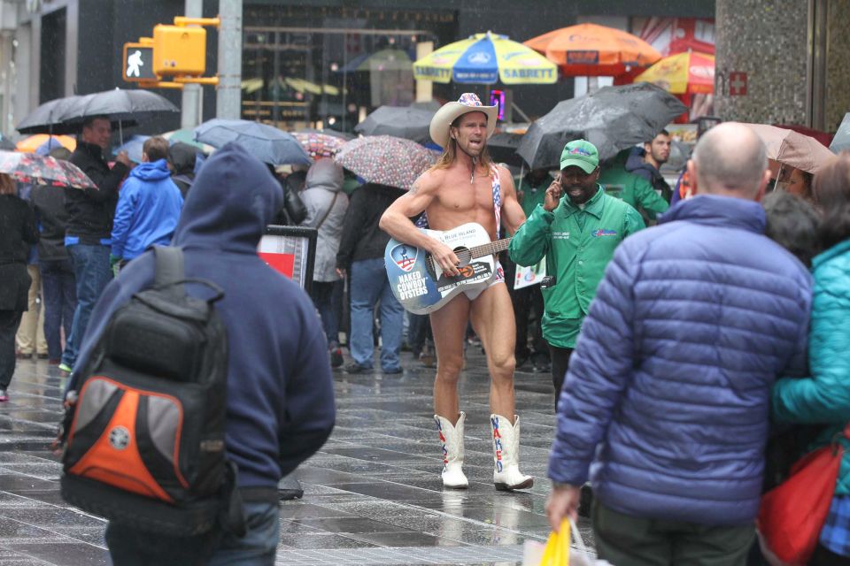 ¡La locura! Dejaron en cueros al vaquero de Times Square durante las elecciones en Nueva York