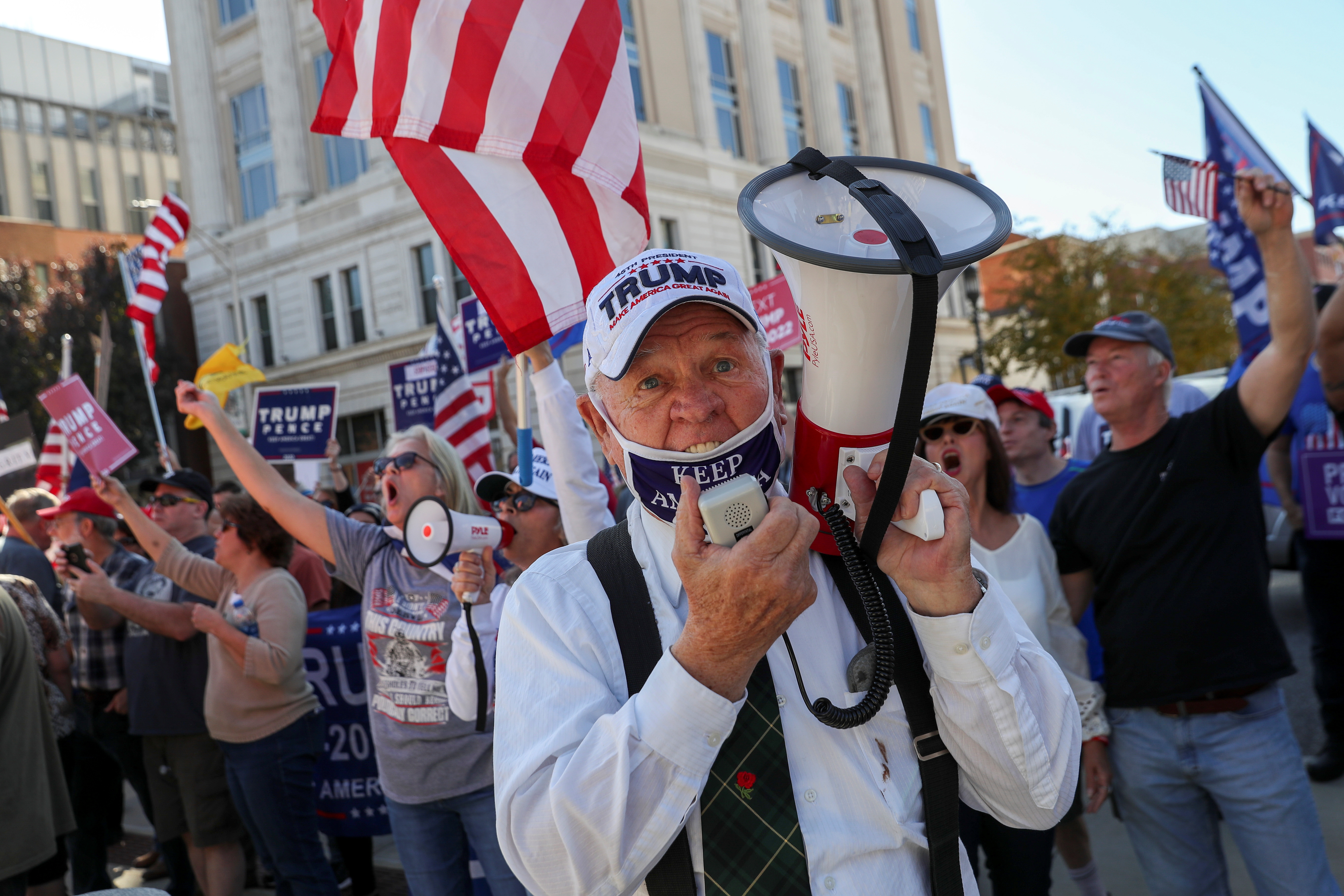 Multitudes acuden a la Casa Blanca para celebrar la victoria de Biden