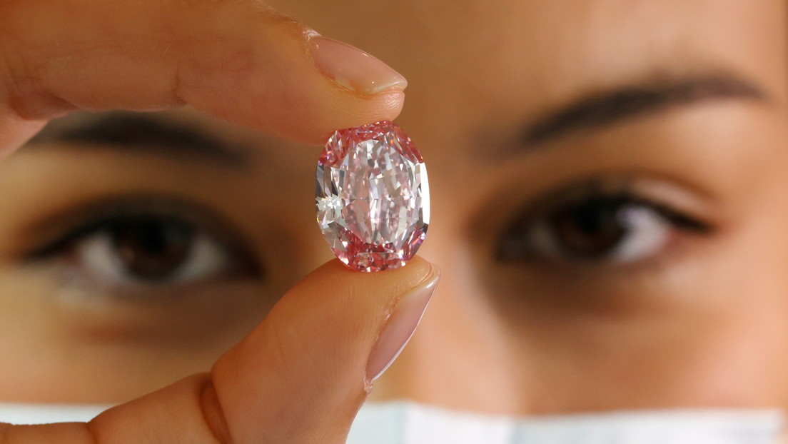Subastan un diamante púrpura-rosa “extremadamente raro” a un precio de récord (IMÁGENES)