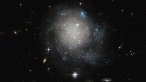 El telescopio Hubble capta un “rollo de canela cósmico”