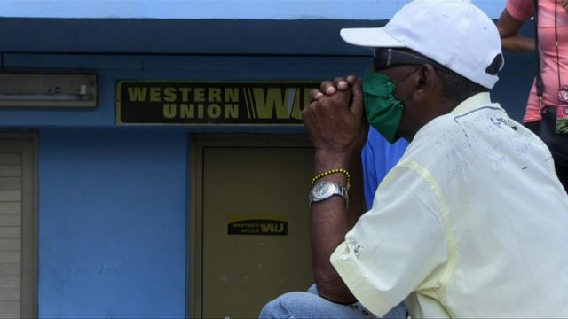 Cubanos tratan de sacar “la nariz del agua” tras cierre de Western Union