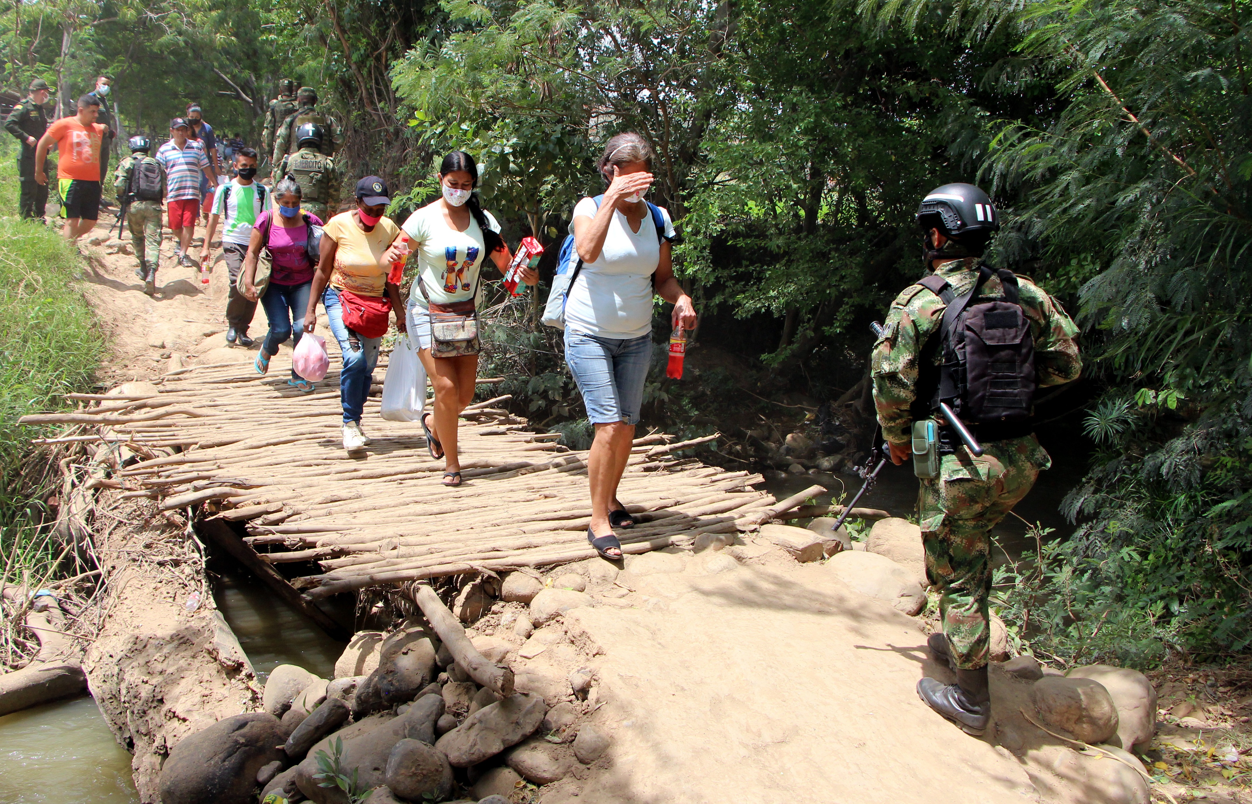 Más de 500 trochas en la frontera con Colombia financian a las Farc y al ELN, según FundaRedes