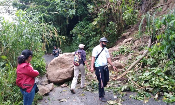 Lluvias provocan derrumbamiento en Mérida que impide  paso vehicular por la vía de San Jacinto #17Nov (Foto)