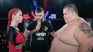 Bloguero de 240 kilos perdió pelea de MMA contra luchadora que pesa cuatro veces menos (Video)