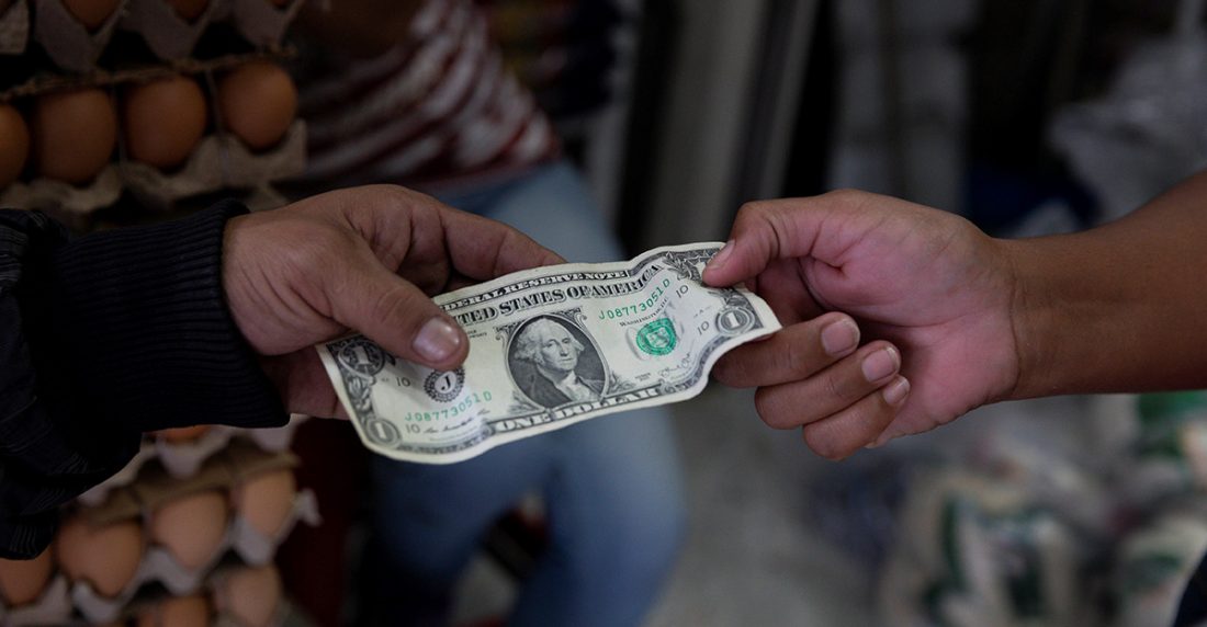 La insólita distorsión económica en Venezuela, el país del dólar a “80 centavos”