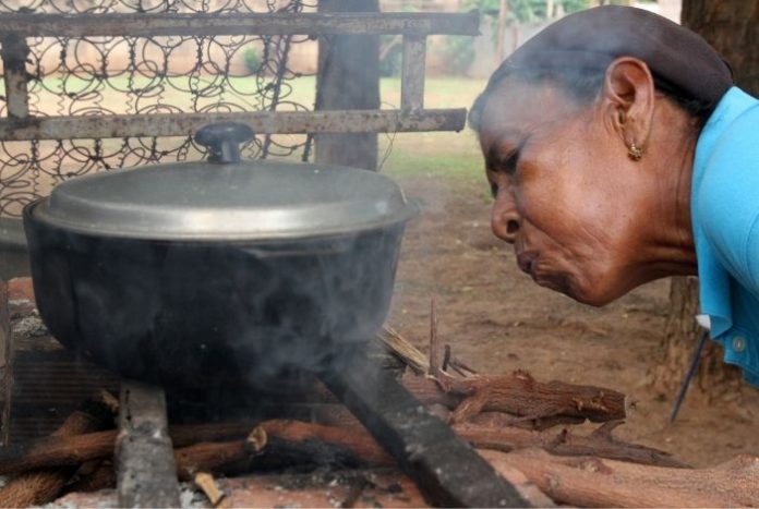 Cocinar a leña por falta de gas doméstico incrementa afecciones respiratorias en Lara