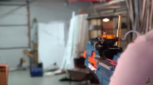 Un youtuber modifica un rifle de juguete con motor de gasolina…y este es el resultado (VIDEO)