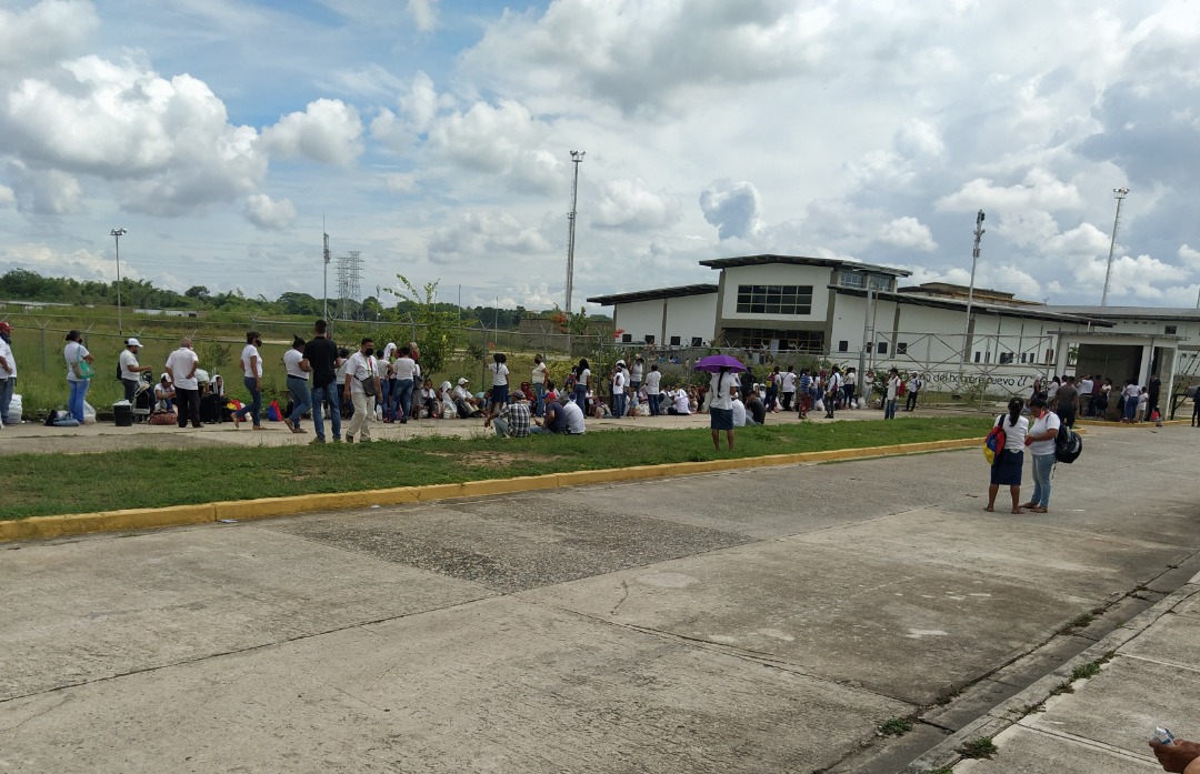 OVP: Familiares claman para que los dejen llevar comida a internos de Tocuyito