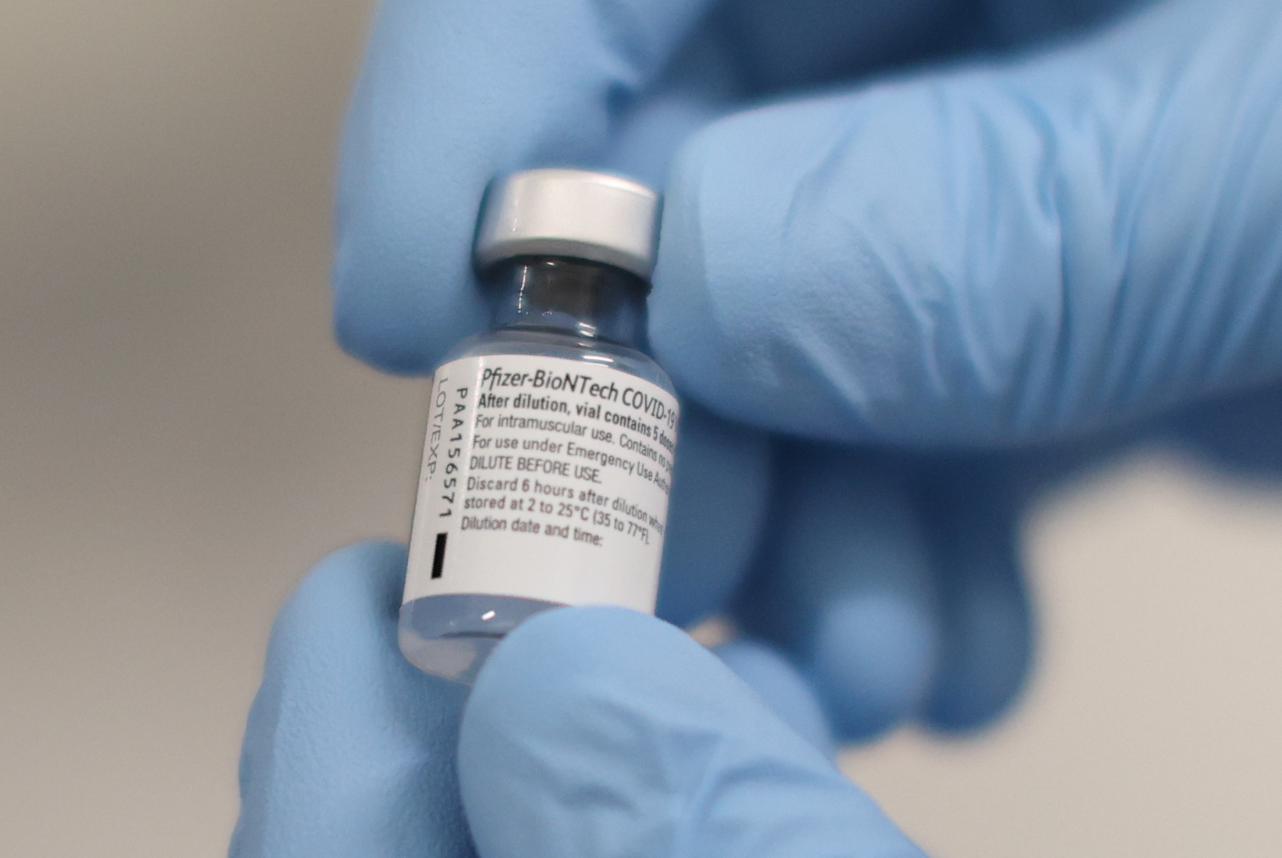 Vacuna Pfizer/BioNtech es “eficaz” contra variante ómicron tras “tres dosis”