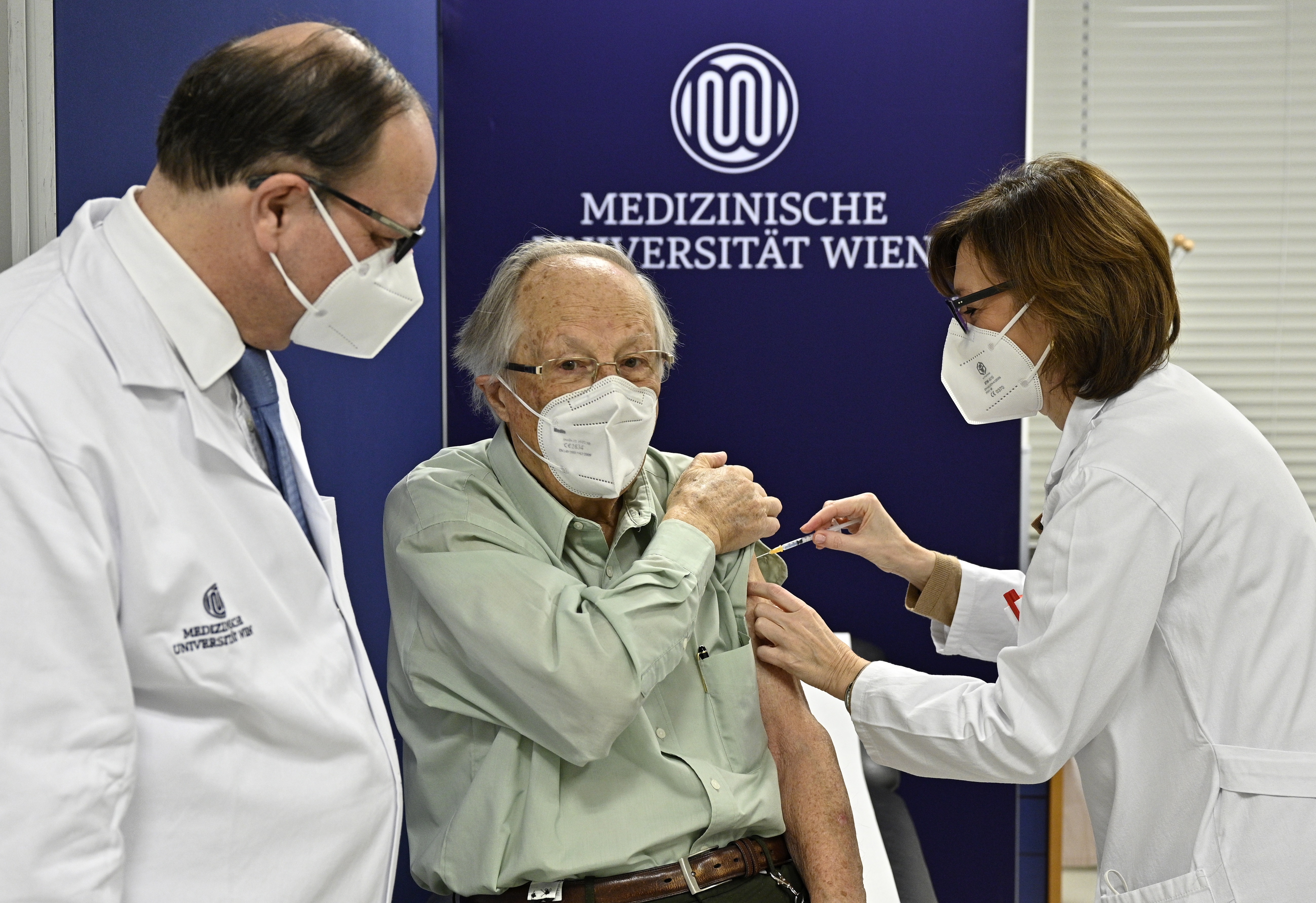 Cinco ancianos, los primeros en ser vacunados en Austria