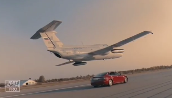 Un avión vuela a pocos metros de un Tesla que va a su velocidad máxima en una exhibición arriesgada (VIDEO)