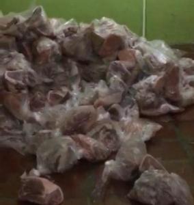 ¡Repugnante! Bajo la mirada de Chávez así almacenan el pernil en Caraballeda (Fotos y Video)