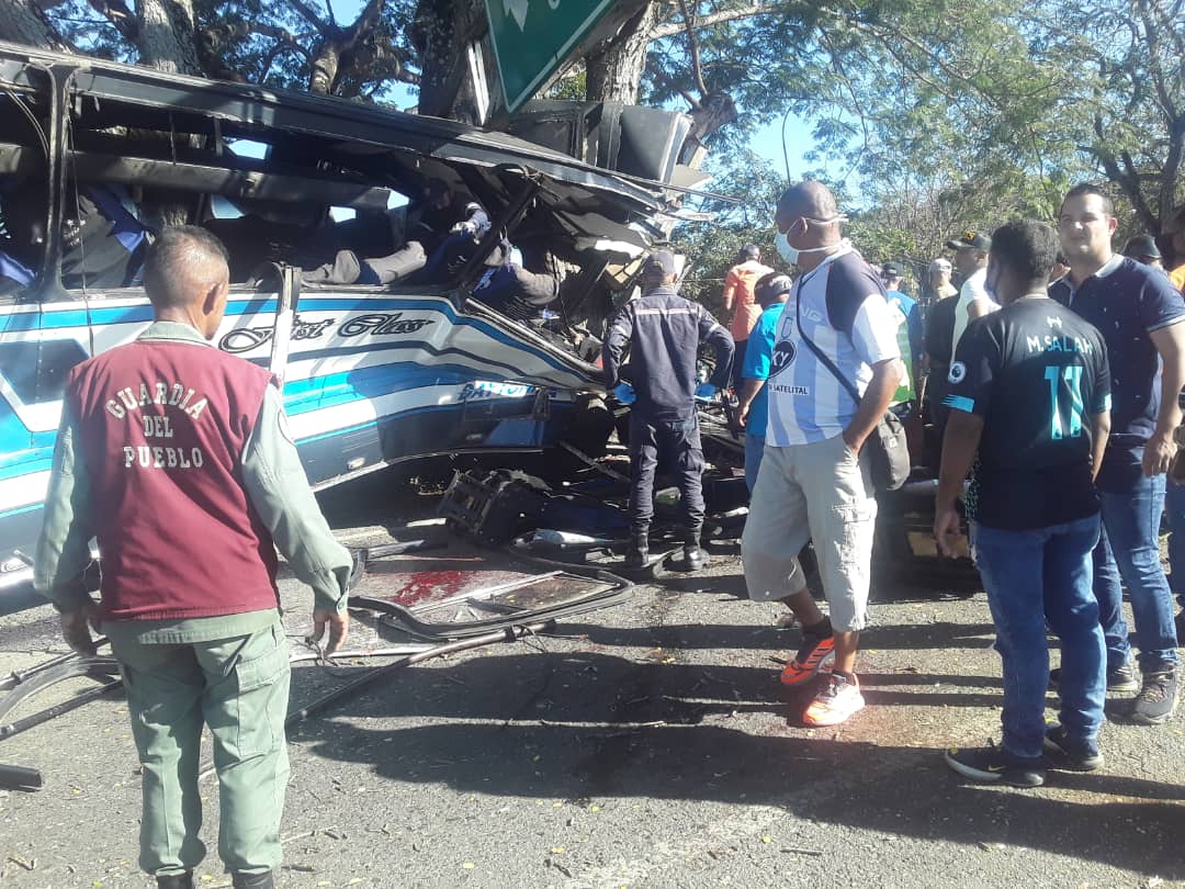 Fuertes imágenes: Reportan varios fallecidos en accidente de tránsito con un autobús en Cojedes