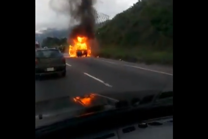 Reportan incendio de vehículo en la autopista Petare-Guarenas este #2Dic (VIDEO)