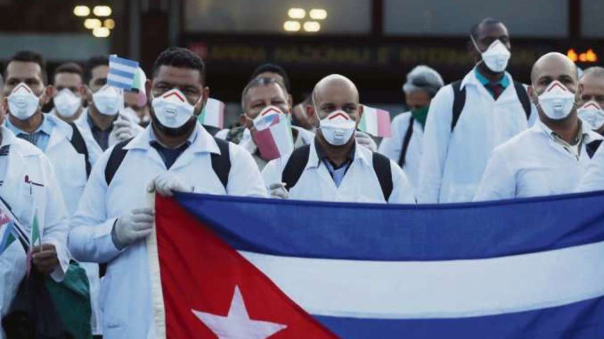 Más de 200 médicos cubanos llegan a Panamá para “combatir la pandemia”