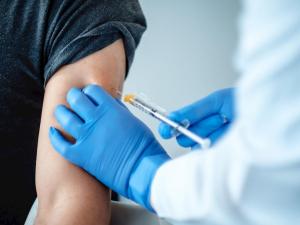¿Los primeros en vacunarse? “No, gracias”, dicen algunos funcionarios de la salud