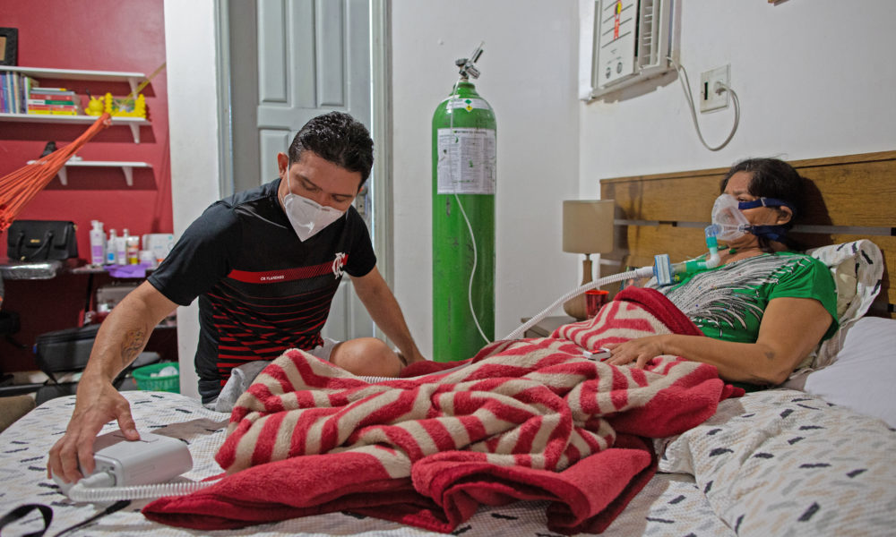 Médico trata a su madre en casa, ante hospitales saturados por Covid-19 en Brasil