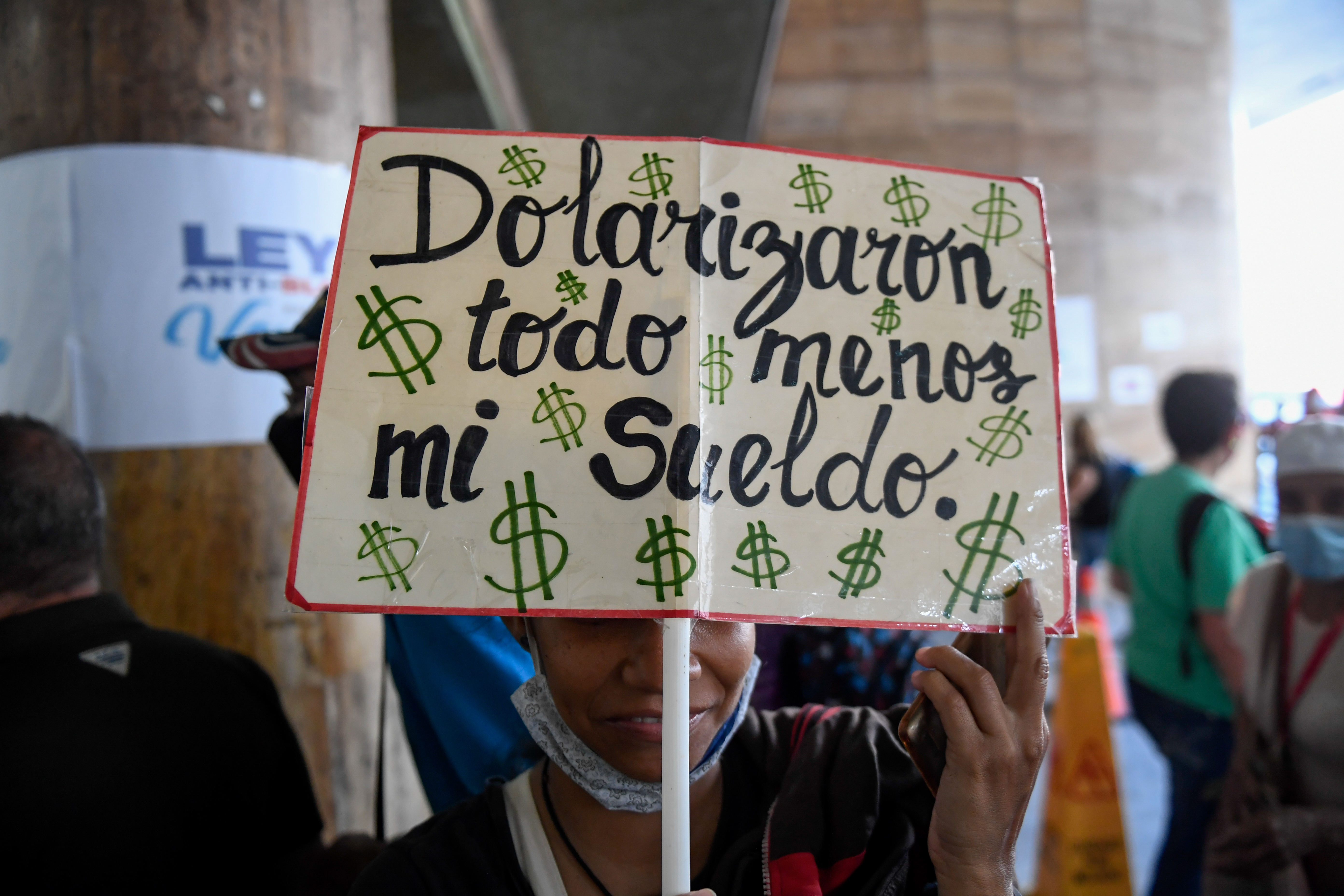 “Dolarizaron todo menos mi sueldo”: Desespero de los docentes se hizo sentir en Plaza Caracas (Fotos)