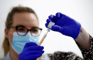 Encuesta internacional sobre vacunas contra el Covid-19 muestra una mayor desconfianza en las de Rusia y China
