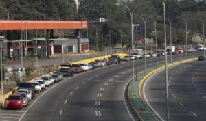 Chavismo creó sistema de “colas virtuales” para controlar suministro de gasolina, ¿de qué se trata?