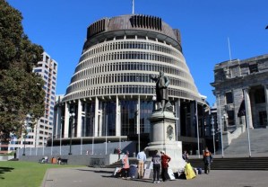 Un hombre armado con un hacha rompe las puertas del Parlamento de Nueva Zelanda
