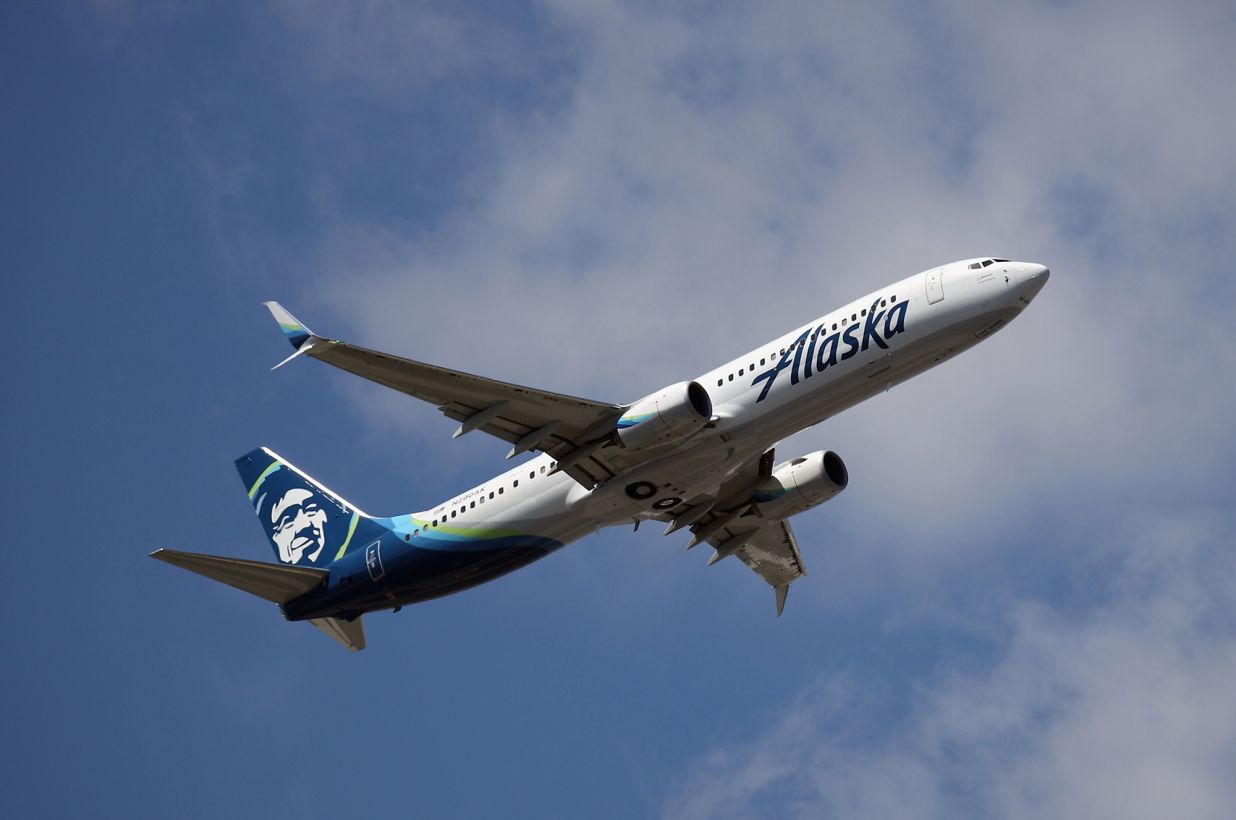 Alaska Airlines prohíbe el ingreso de 14 personas por comportamientos inadecuados 