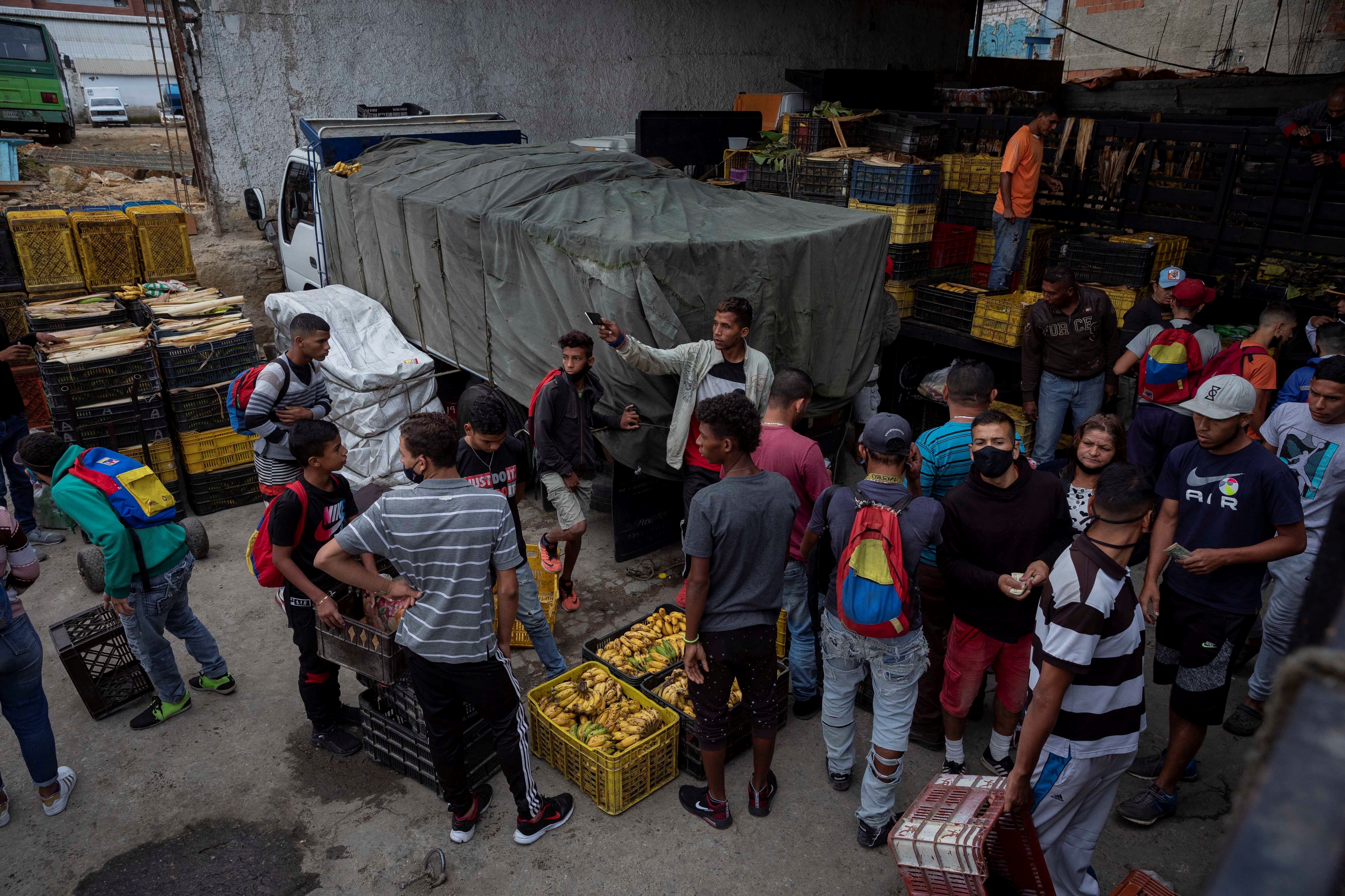 Venezuela “transforma” el trueque debido a la crisis económica (Fotos y Video)