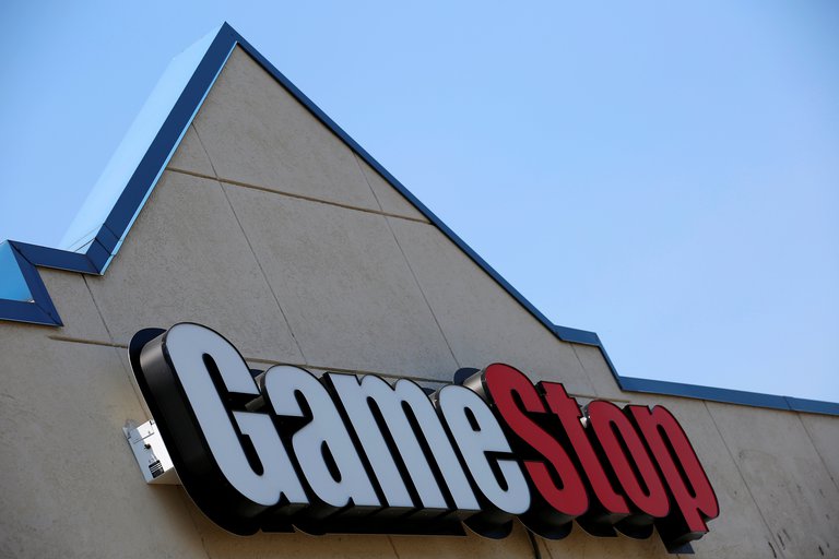 GameStop redujo su pérdida neta en 2020, en un año bursátil de locura