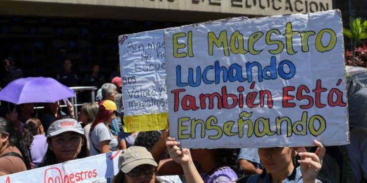 Líderes políticos venezolanos respaldan a los maestros en su día y exigen mejoras salariales para el gremio