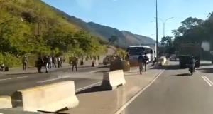 Usuarios del transporte público pasan caminando hacia Caracas desde la autopista Petare-Guarena #4Ene (VIDEO)