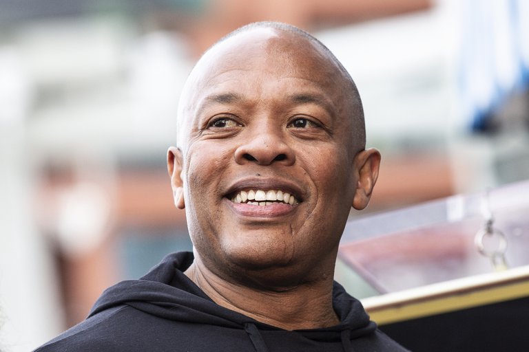 El rapero Dr Dre dice que está ‘muy bien’, tras sufrir un aneurisma