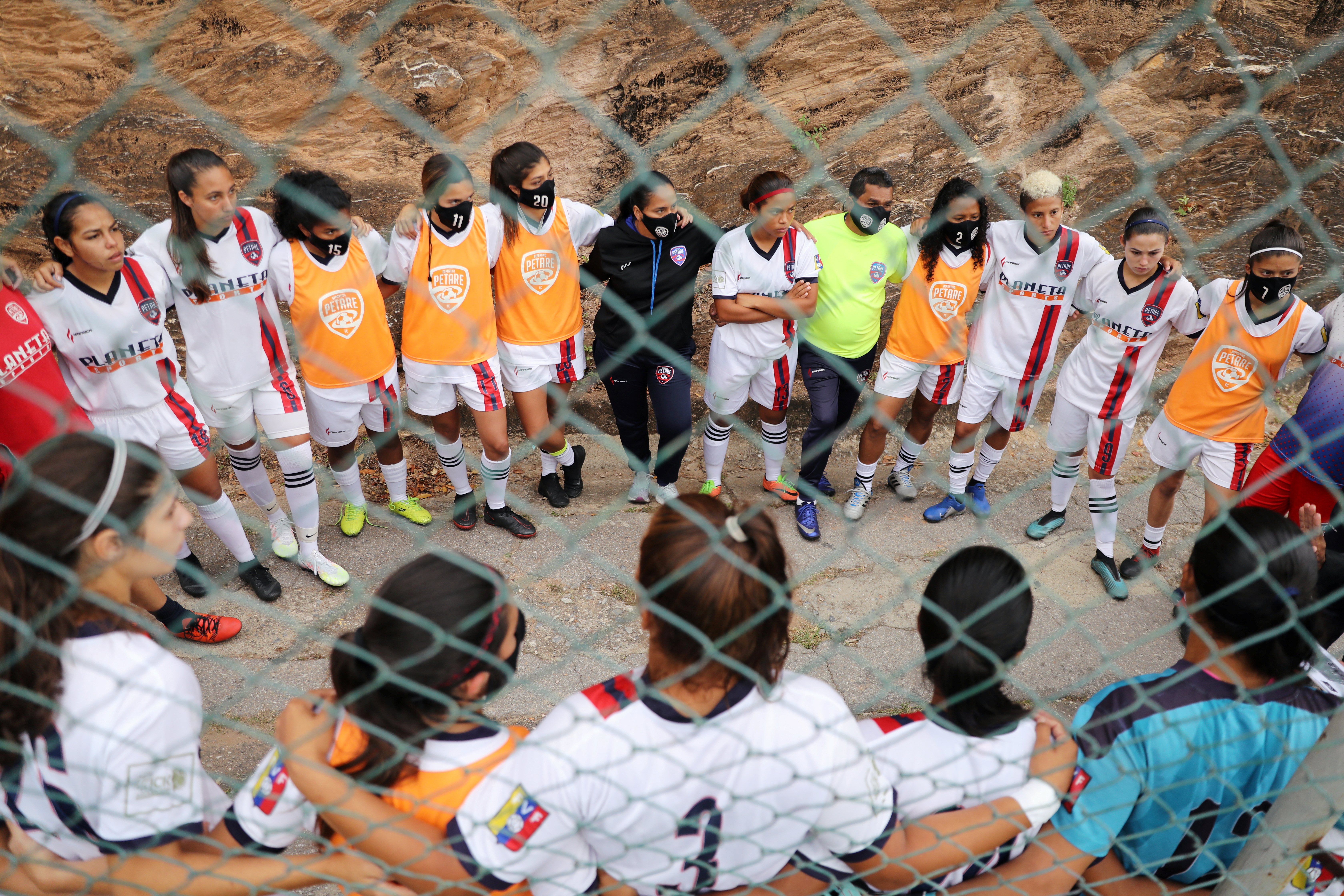 Jóvenes futbolistas venezolanas sueñan con alzar copas y firmar contratos profesionales