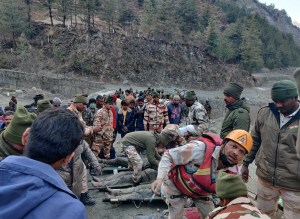 Al menos 19 muertos y 200 desaparecidos en India por rotura de glaciar en el Himalaya (Fotos)