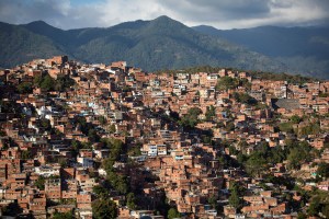 Cómo se vive el repunte económico en Petare, el barrio pobre más grande de Venezuela