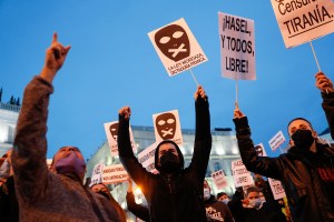 Destrozos y saqueos tras nueva jornada de protestas por Pablo Hasel en España
